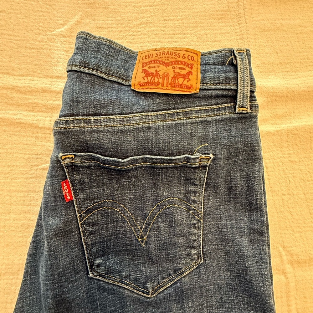 Women’s Levi straight leg jeans